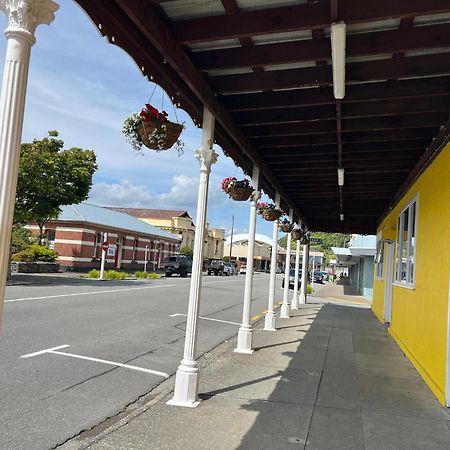 The Duke Hostel غرايموث المظهر الخارجي الصورة The historic downtown of Half Moon Bay