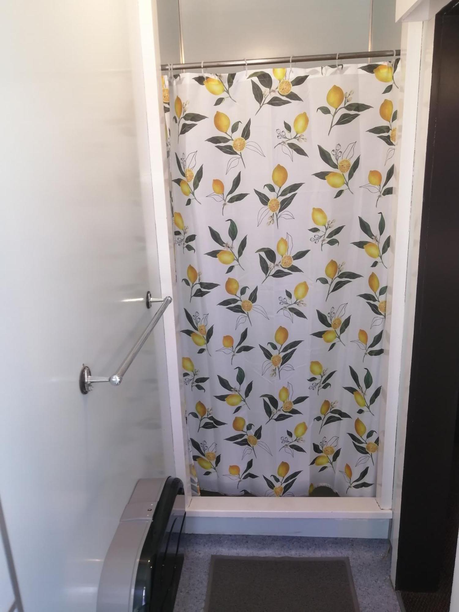 The Duke Hostel غرايموث المظهر الخارجي الصورة Shower curtain