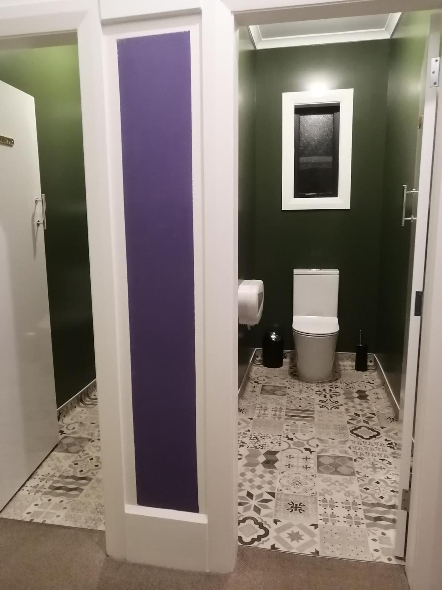 The Duke Hostel غرايموث المظهر الخارجي الصورة A toilet in a private stall