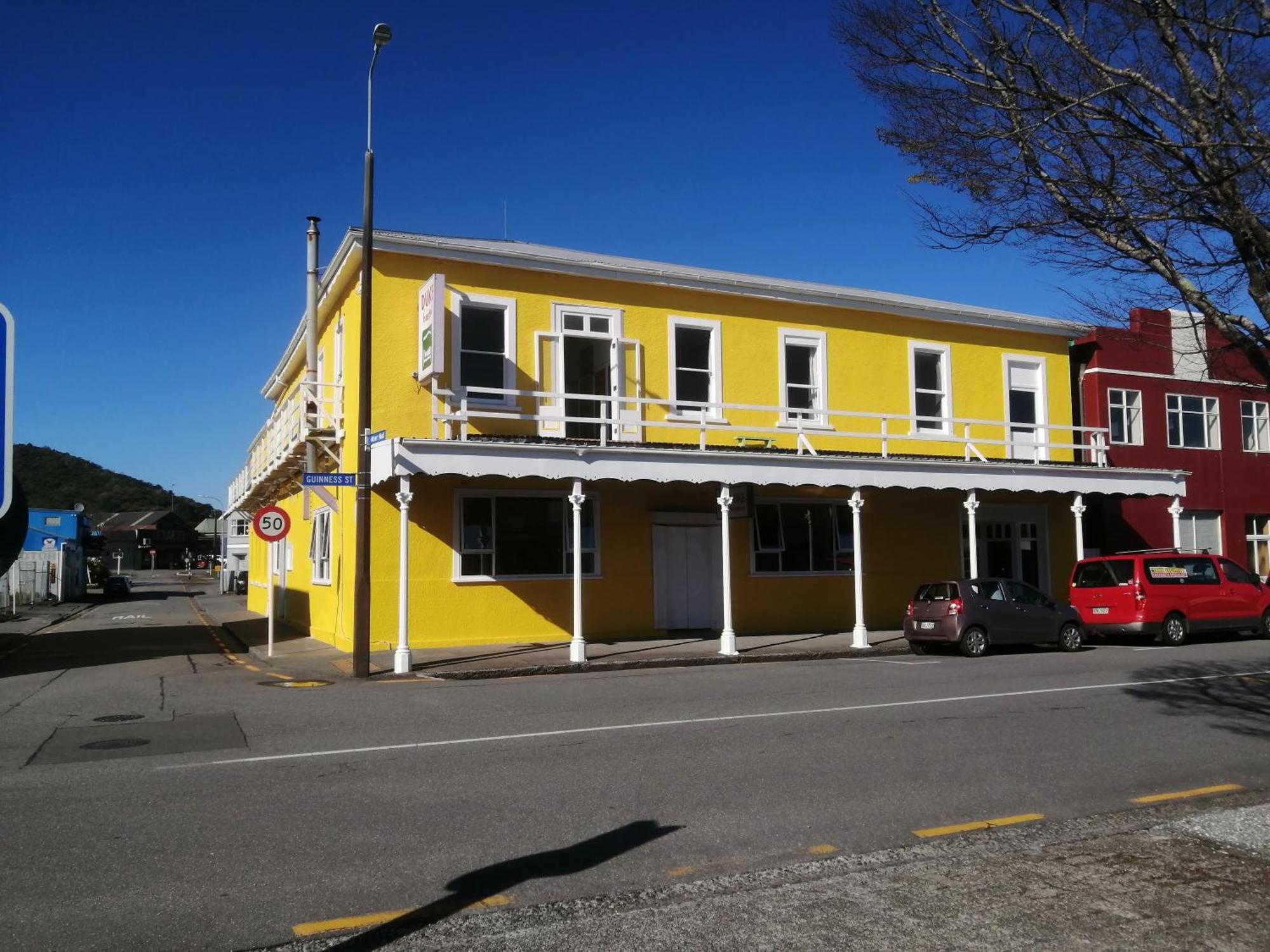The Duke Hostel غرايموث المظهر الخارجي الصورة The former Bank of New Zealand building in 2013