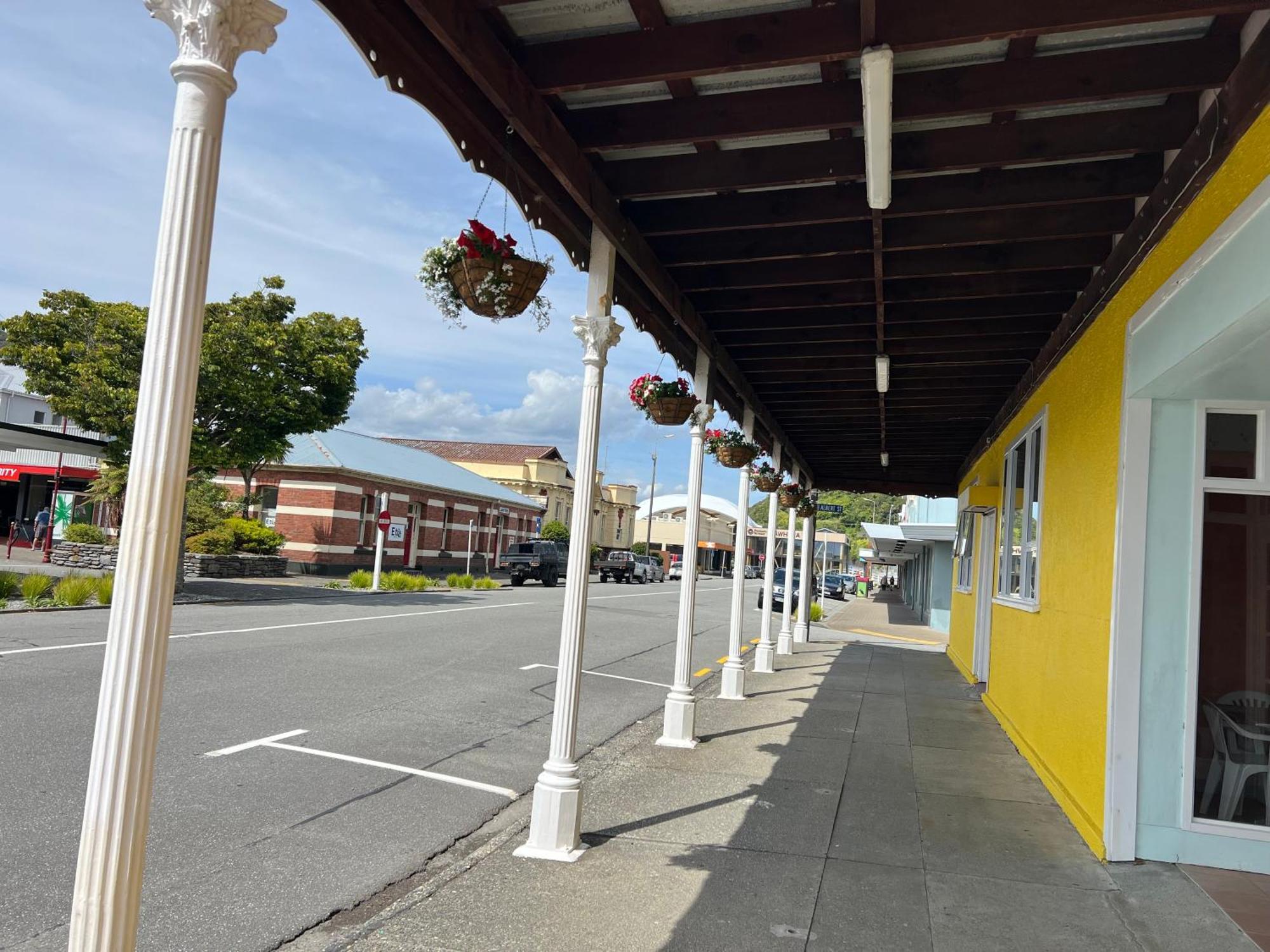 The Duke Hostel غرايموث المظهر الخارجي الصورة The historic downtown of Half Moon Bay