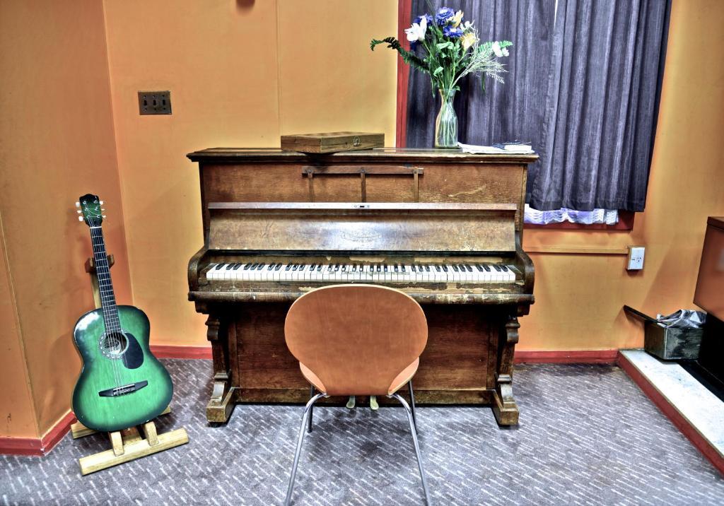 The Duke Hostel غرايموث المظهر الخارجي الصورة The piano in the studio