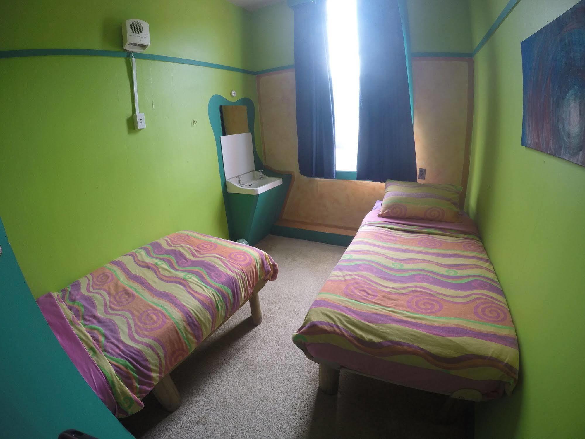 The Duke Hostel غرايموث المظهر الخارجي الصورة A room at the hostel