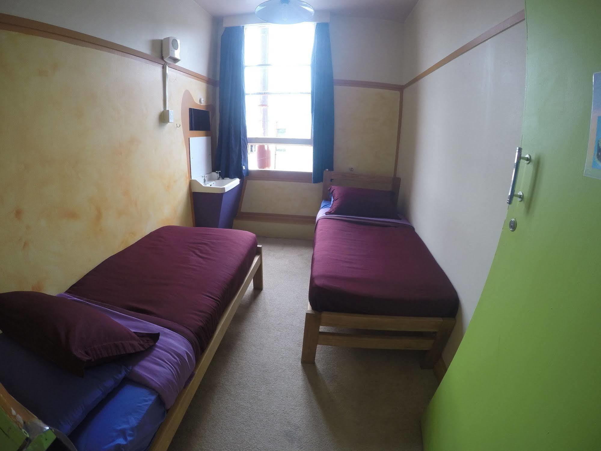 The Duke Hostel غرايموث المظهر الخارجي الصورة A room at the hostel