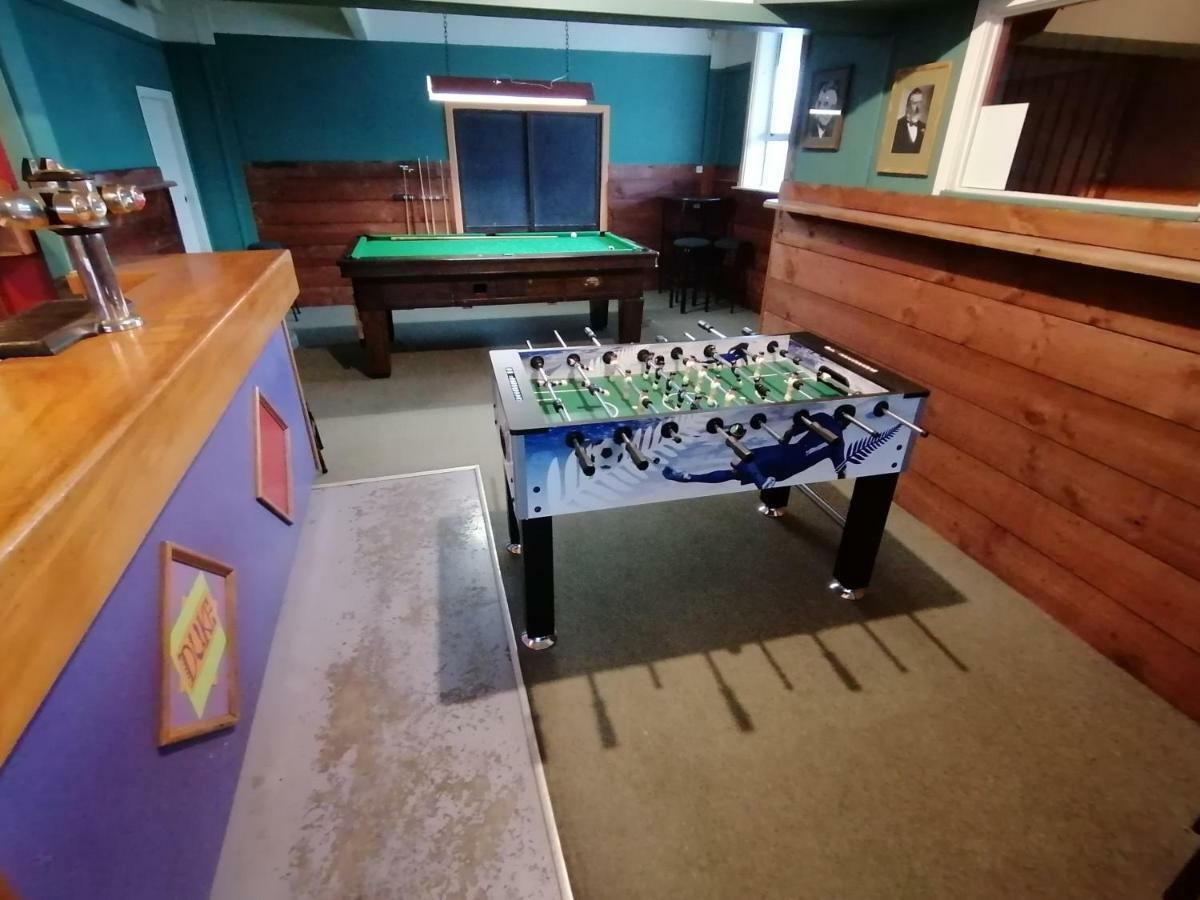 The Duke Hostel غرايموث المظهر الخارجي الصورة The games room at the station